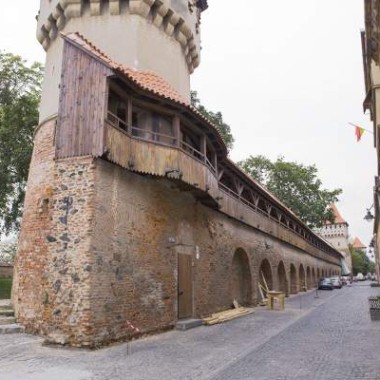 La tour et le mur de défense